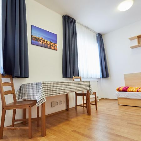 University Hotel Praha Bagian luar foto