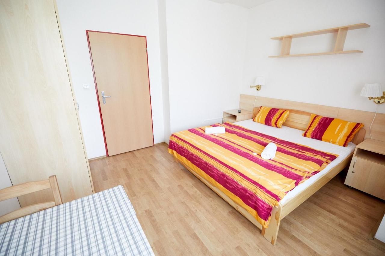 University Hotel Praha Bagian luar foto