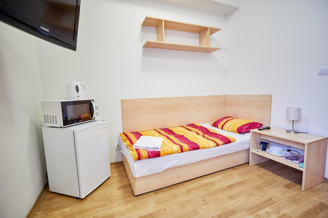 University Hotel Praha Bagian luar foto
